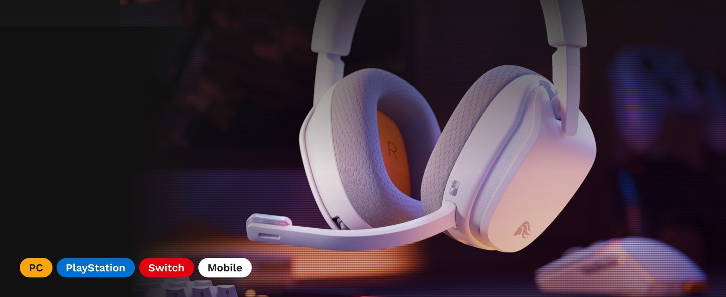 Écouteurs supra-auriculaires sans fil avec rembourrage dégradé violet/rose et logos visibles de la marque, y compris JBL, affichés sur fond éclairé.