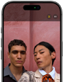 iPhone 17 Pro, voorkant, feature Middelpunt voor foto’s op het scherm, demo van hoe je een selfie van een groep mensen maakt, hun gezicht in een kader