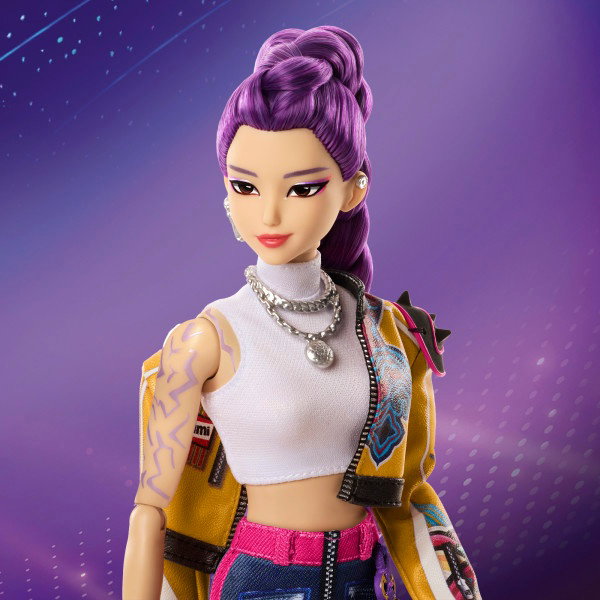 Personnage féminin animé en 3D aux cheveux violets, haut ajusté blanc, veste jaune et rose, portant un collier en chaîne tendance sur fond violet scintillant.