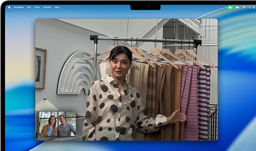 Una videollamada en un MacBook Pro en la que una mujer muestra telas a otras dos personas, Encuadre Centrado la mantiene en el encuadre conforme se desplaza