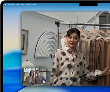 Una videollamada en un MacBook Pro en la que una mujer muestra telas a otras dos personas, Encuadre Centrado la mantiene en el encuadre conforme se desplaza
