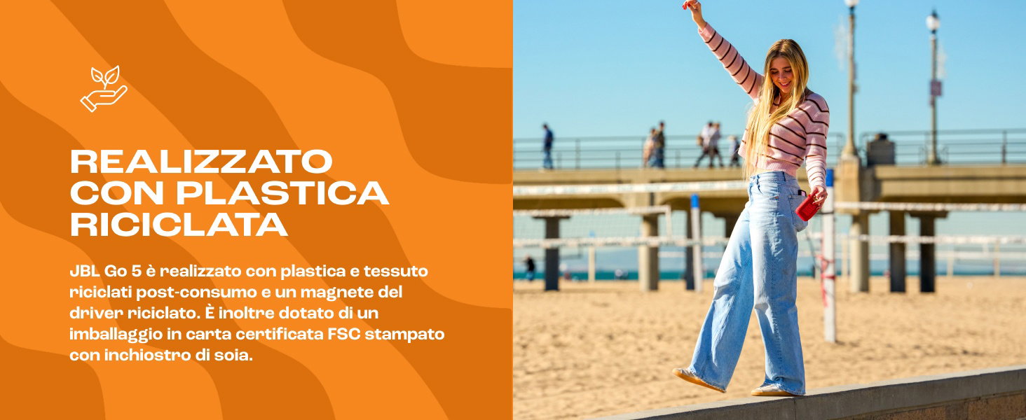 Il testo recita «REALIZZATO CON PLASTICA RICICLATA» (Realizzato con plastica riciclata). Striscione promozionale arancione che mostra una donna che indossa jeans blu in piedi sulla spiaggia con un prodotto in plastica riciclata.