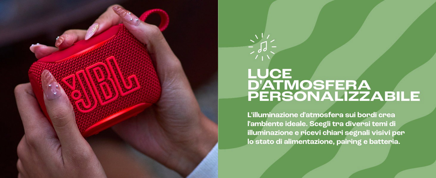 Il testo recita «JBL» sull'altoparlante cubico rosso. L'immagine divisa mostra l'altoparlante JBL rosso tenuto in mano a sinistra; il pannello destro mostra «ULTRA DATMOSPHERE2 PERSONALIZZABILE» con design ondulato verde e testo descrittivo in italiano sulle funzionalità personalizzabili.