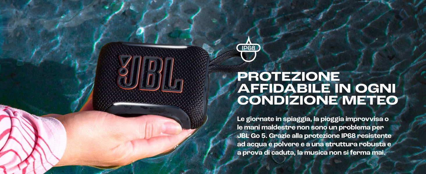 Il testo recita 'PROTEZIONE AFFIDABILE IN OGNI CONDIZIONE METEO'. Immagine subacquea scura del prodotto che mostra quelli che sembrano occhiali protettivi o da sole con dettagli rosa ed elementi di design.