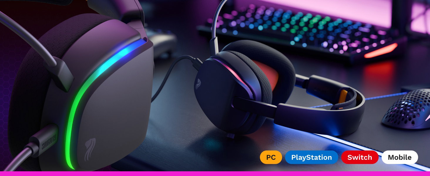 Randapparatuur voor games met RGB-lichteffecten. Meerdere spelaccessoires, waaronder een headset en controllers met kleurrijke LED-verlichting tegen een donkere achtergrond.