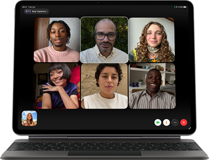 Magic Keyboard’a takılı iPad Air, Siyah renk, ekranda Grup FaceTime görüşmesi