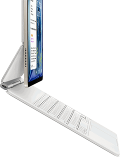 Beyaz renkte Magic Keyboard’a takılı Yıldız Işığı rengi iPad Air’in yandan dış görünümü