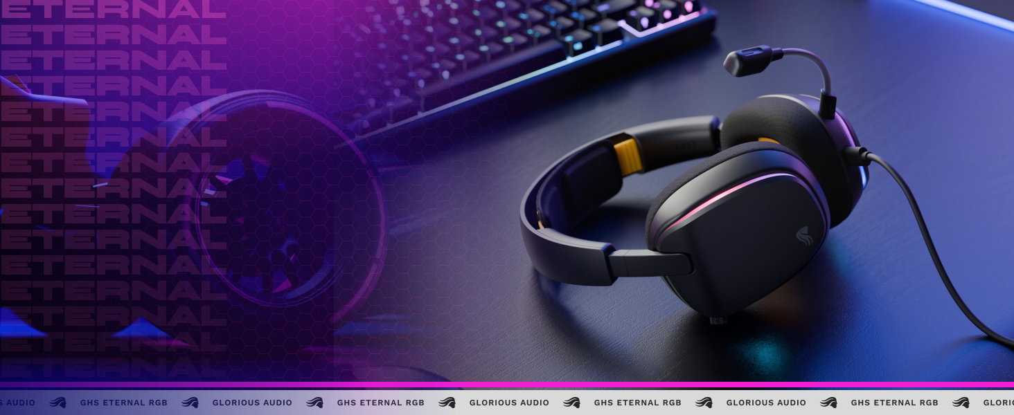 Le texte indique « USB EXTERNAL IN3 » et « GLORIOUS AUDIO ». Séquence marketing montrant une souris de jeu noire avec des effets d'éclairage RGB sur fond sombre avec un éclairage d'accentuation violet.