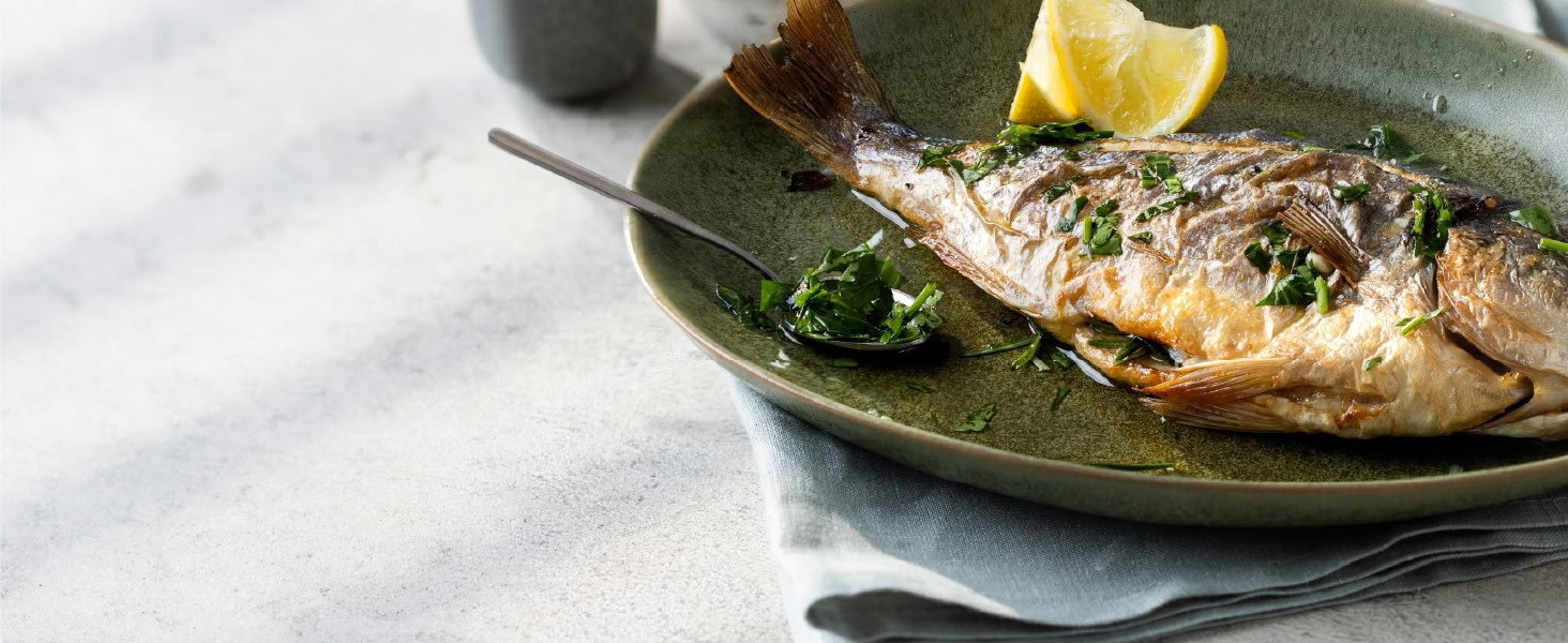Fais griller du poisson pour le repas du soir