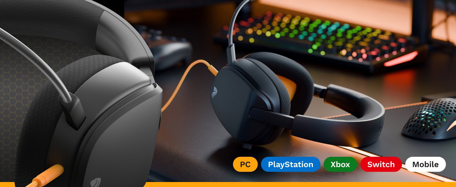 Gaming-randapparatuur op het bureau met RGB-toetsenbord zichtbaar op de achtergrond. Meerdere gaming-headsets worden weergegeven in de presentatie-instelling van het product.