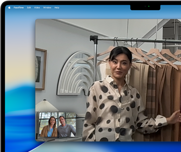 Una videollamada en un MacBook Pro en la que una mujer muestra telas a otras dos personas, Encuadre Centrado la mantiene en el encuadre conforme se desplaza