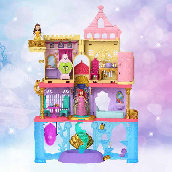 Maison de poupée colorée pour enfants à plusieurs niveaux avec des tours roses, des murs jaunes et un niveau de base sur le thème sous-marin avec des accents violets et bleus.